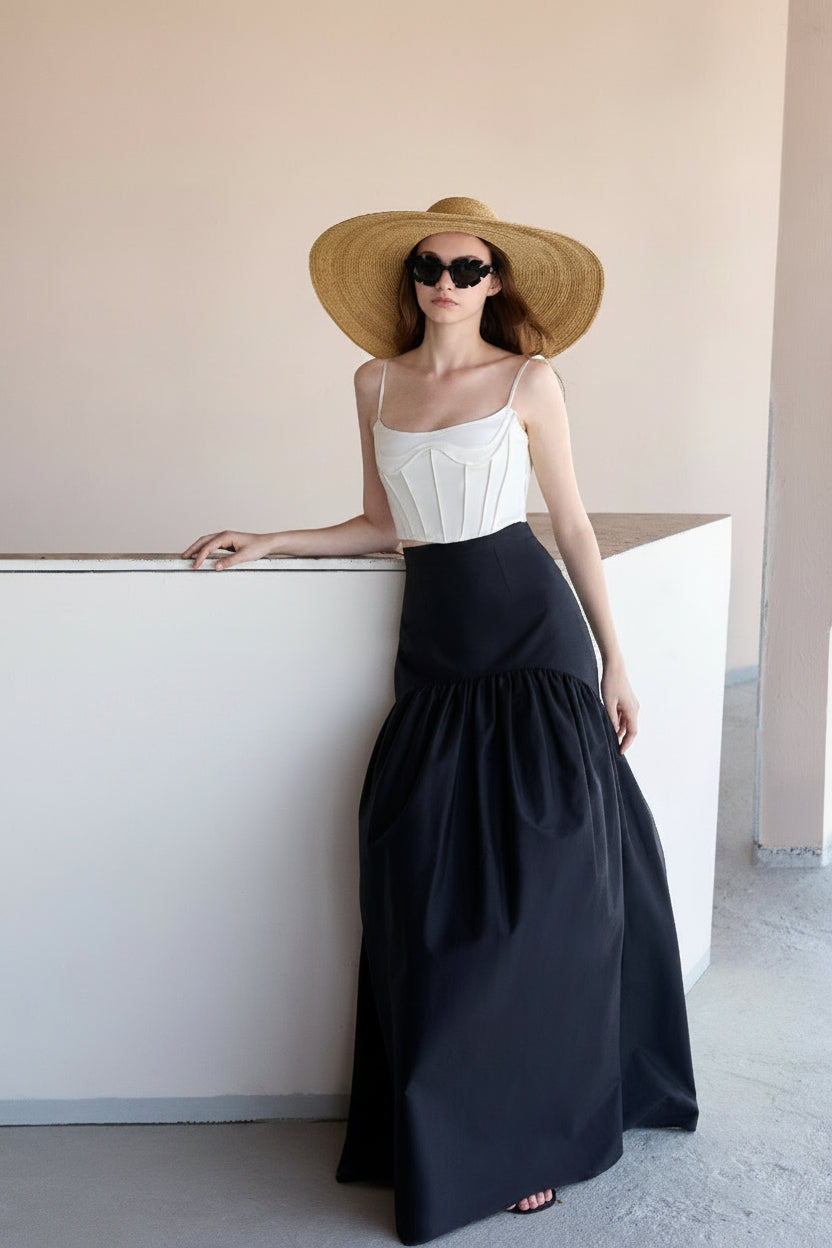CLOSH beyaz fitil detaylı crop büstiyerin siyah uzun etekle model üzerinde görünümü
